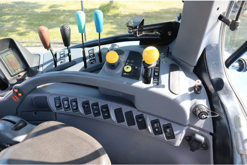 New Holland TS135A | 40 KM/H | 4X4 | SUPERSTEER — crédit-bail New Holland TS135A | 40 KM/H | 4X4 | SUPERSTEER: photos 20 New Holland TS135A | 40 KM/H | 4X4 | SUPERSTEER — crédit-bail New Holland TS135A | 40 KM/H | 4X4 | SUPERSTEER: photos 20