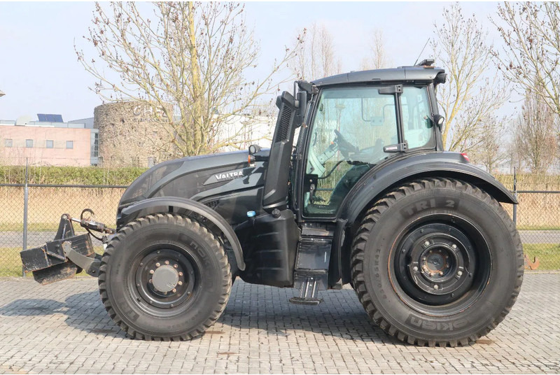 Valtra T234 D UNLIMITED | FRONT PTO | 53 KM/H | FULL OPTION - Tracteur agricole: photos 1 Valtra T234 D UNLIMITED | FRONT PTO | 53 KM/H | FULL OPTION - Tracteur agricole: photos 1