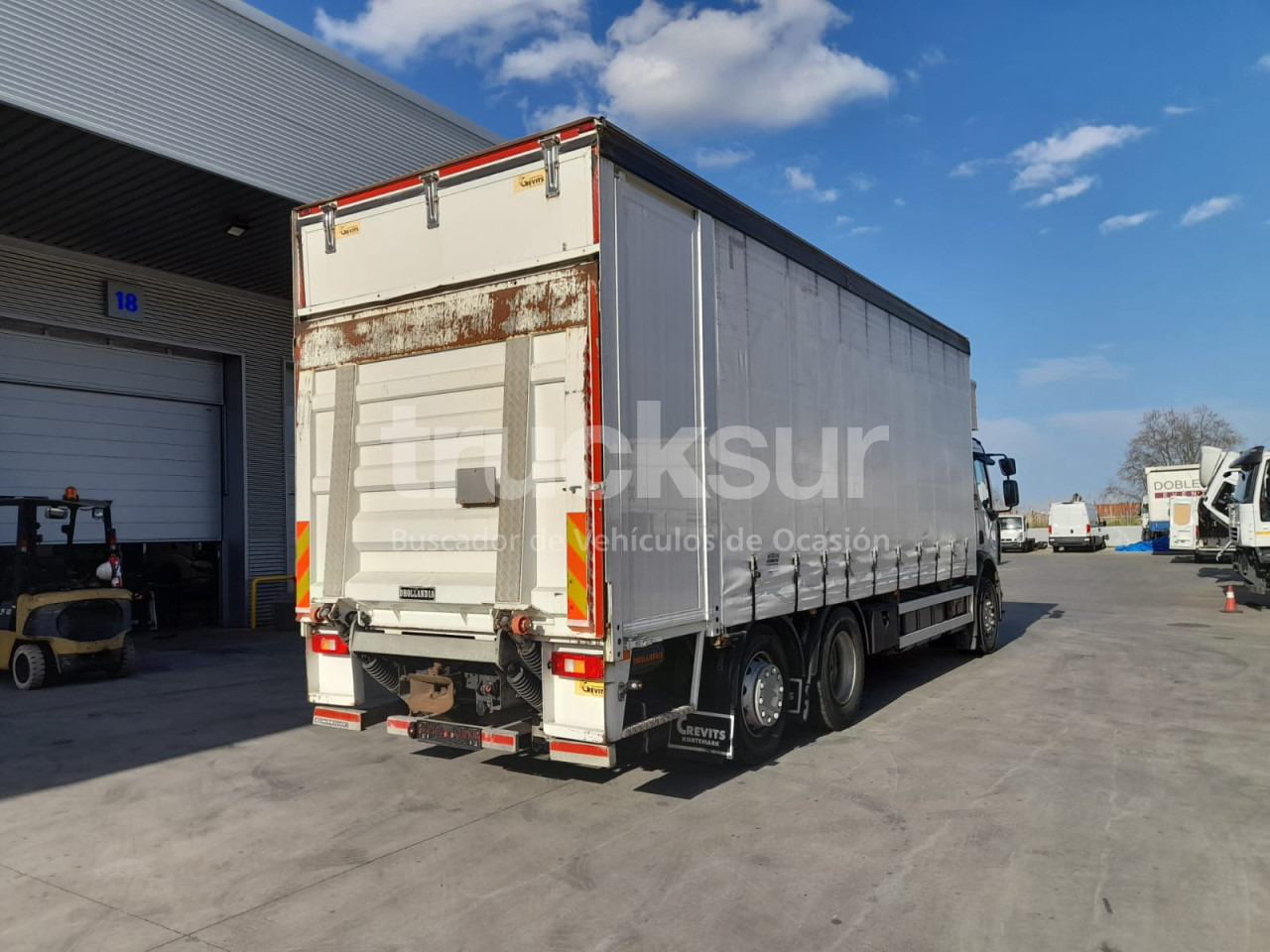 RENAULT D320.26 ejes 6x2*4 - Camion à rideaux coulissants: photos 3 RENAULT D320.26 ejes 6x2*4 - Camion à rideaux coulissants: photos 3
