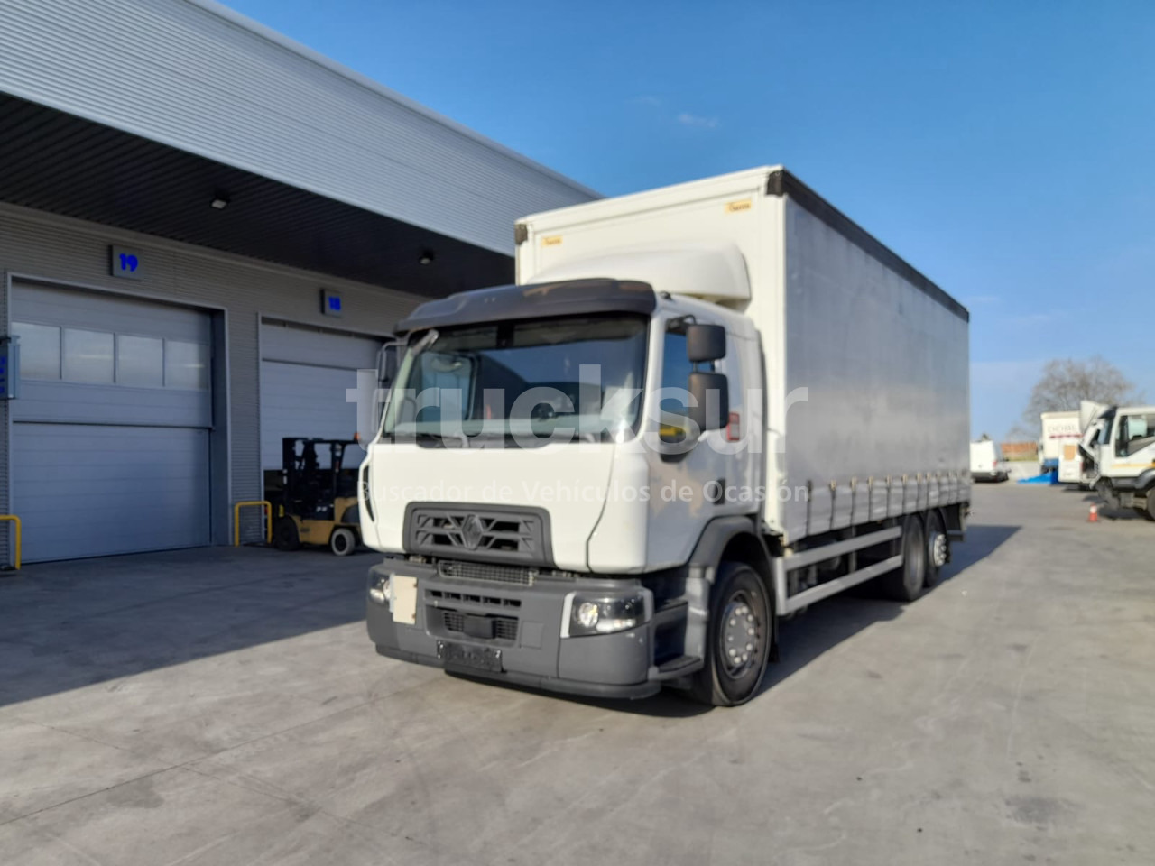 RENAULT D320.26 ejes 6x2*4 - Camion à rideaux coulissants: photos 1 RENAULT D320.26 ejes 6x2*4 - Camion à rideaux coulissants: photos 1