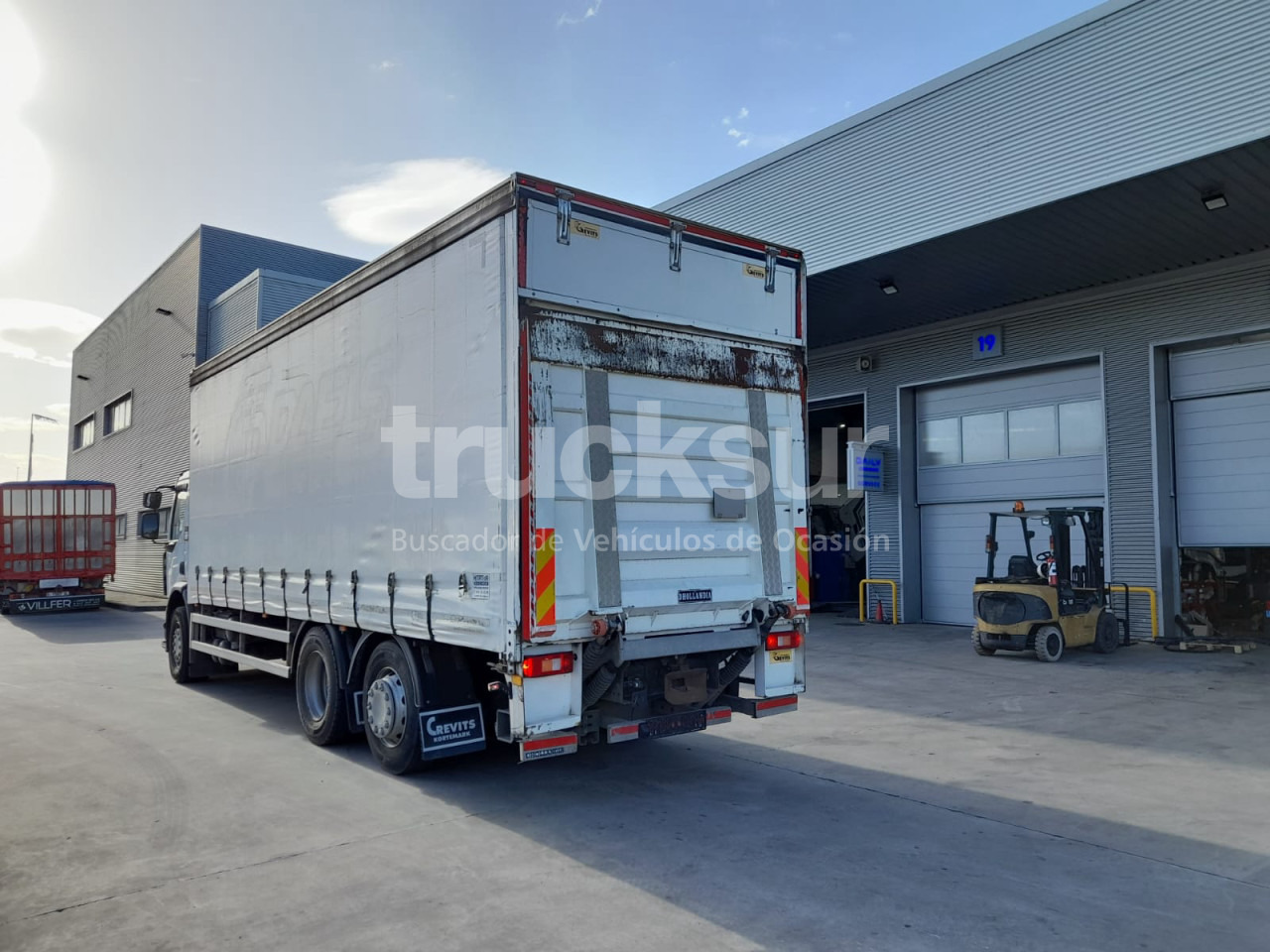 RENAULT D320.26 ejes 6x2*4 - Camion à rideaux coulissants: photos 4 RENAULT D320.26 ejes 6x2*4 - Camion à rideaux coulissants: photos 4