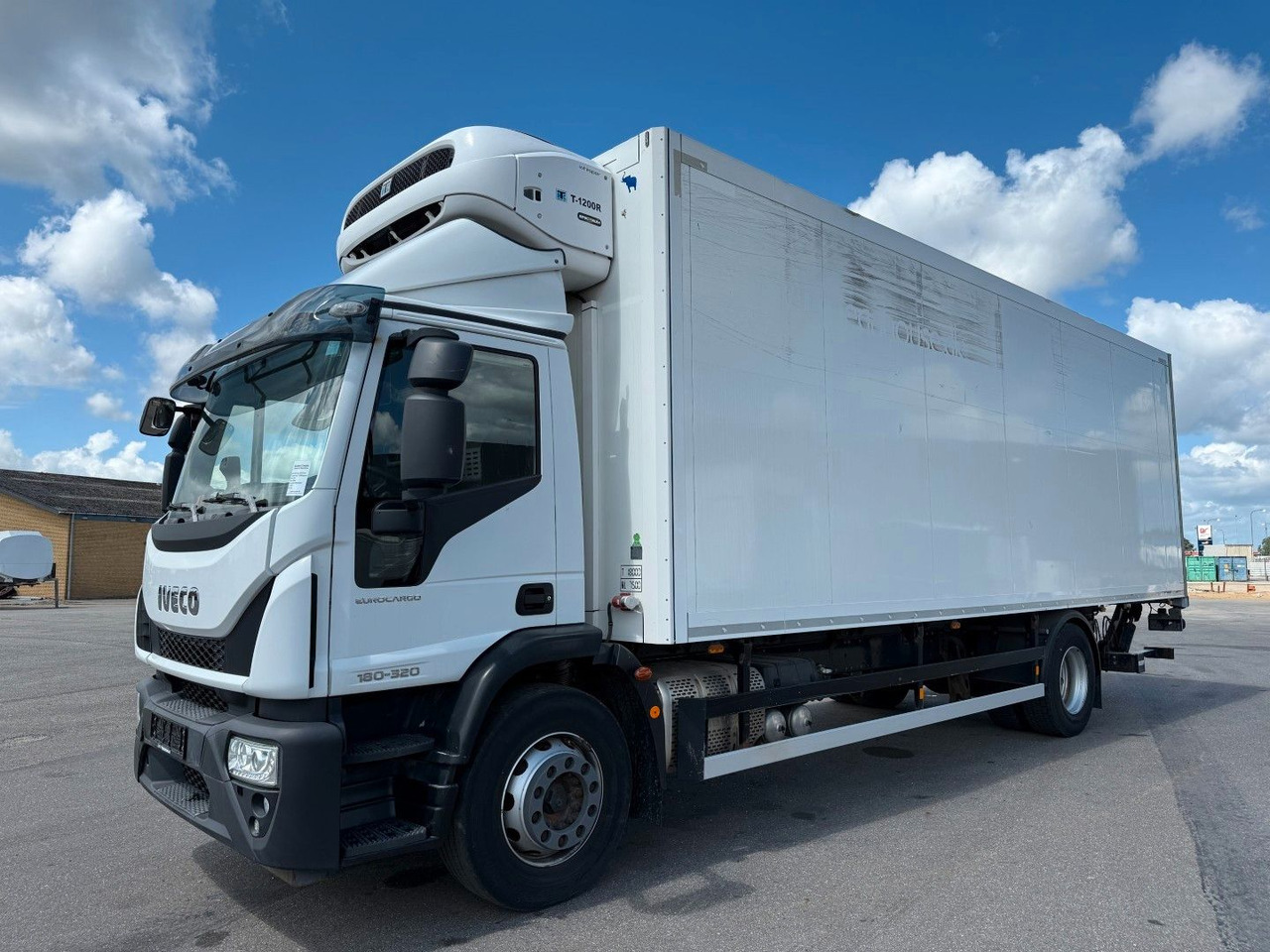 Iveco 180E32 4x2 Schmitz / Thermo King T-1200R Spectru Iveco 180E32 4x2 Schmitz / Thermo King T-1200R Spectru - Camion frigorifique: photos 1 Iveco 180E32 4x2 Schmitz / Thermo King T-1200R Spectru Iveco 180E32 4x2 Schmitz / Thermo King T-1200R Spectru - Camion frigorifique: photos 1