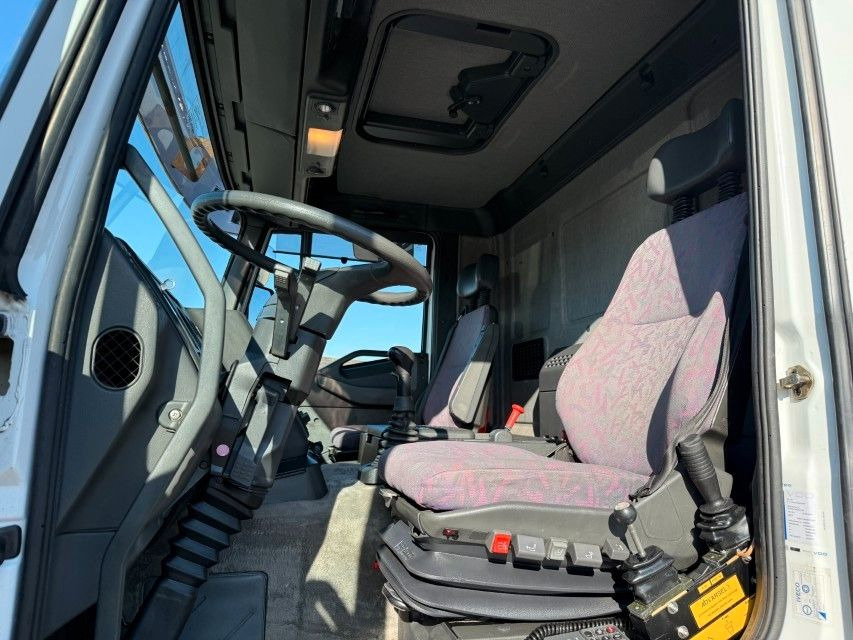 Iveco EuroTech Cursor 190E31 4x2 Tipper / HMF 1060 B3 - Camion grue: photos 5 Iveco EuroTech Cursor 190E31 4x2 Tipper / HMF 1060 B3 - Camion grue: photos 5