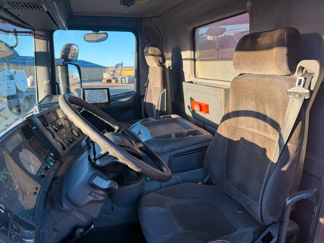 Scania 114/380 8x2*6 Assmann 14 m3 Vacuumtruck - Camion vidangeur: photos 5 Scania 114/380 8x2*6 Assmann 14 m3 Vacuumtruck - Camion vidangeur: photos 5