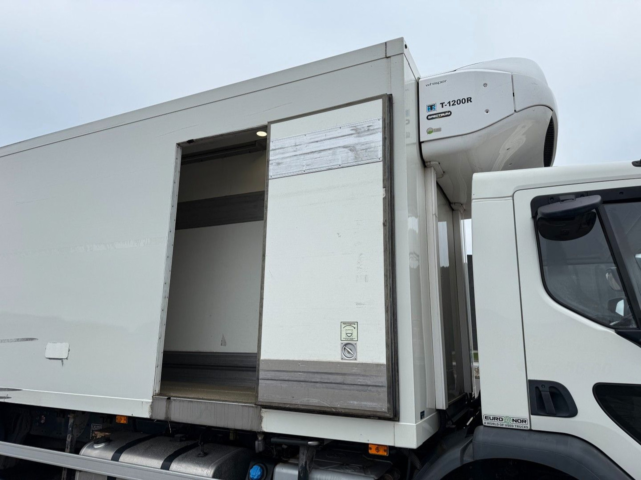 Volvo FE320 6x2*4 TK T1200-R Spectrum 9,80 m. koffer - Camion frigorifique: photos 5 Volvo FE320 6x2*4 TK T1200-R Spectrum 9,80 m. koffer - Camion frigorifique: photos 5