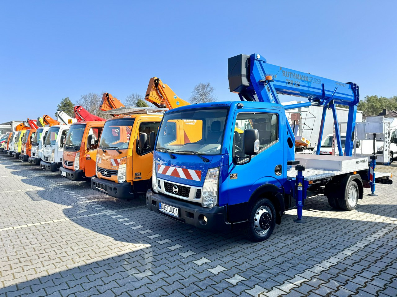 Nissan Cabstar - Camion avec nacelle: photos 1 Nissan Cabstar - Camion avec nacelle: photos 1