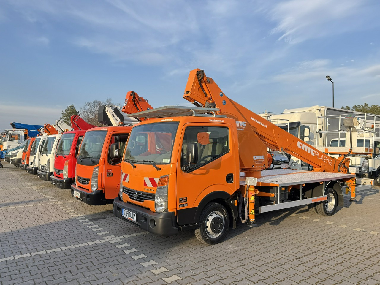 Nissan Cabstar - Camion avec nacelle: photos 1 Nissan Cabstar - Camion avec nacelle: photos 1