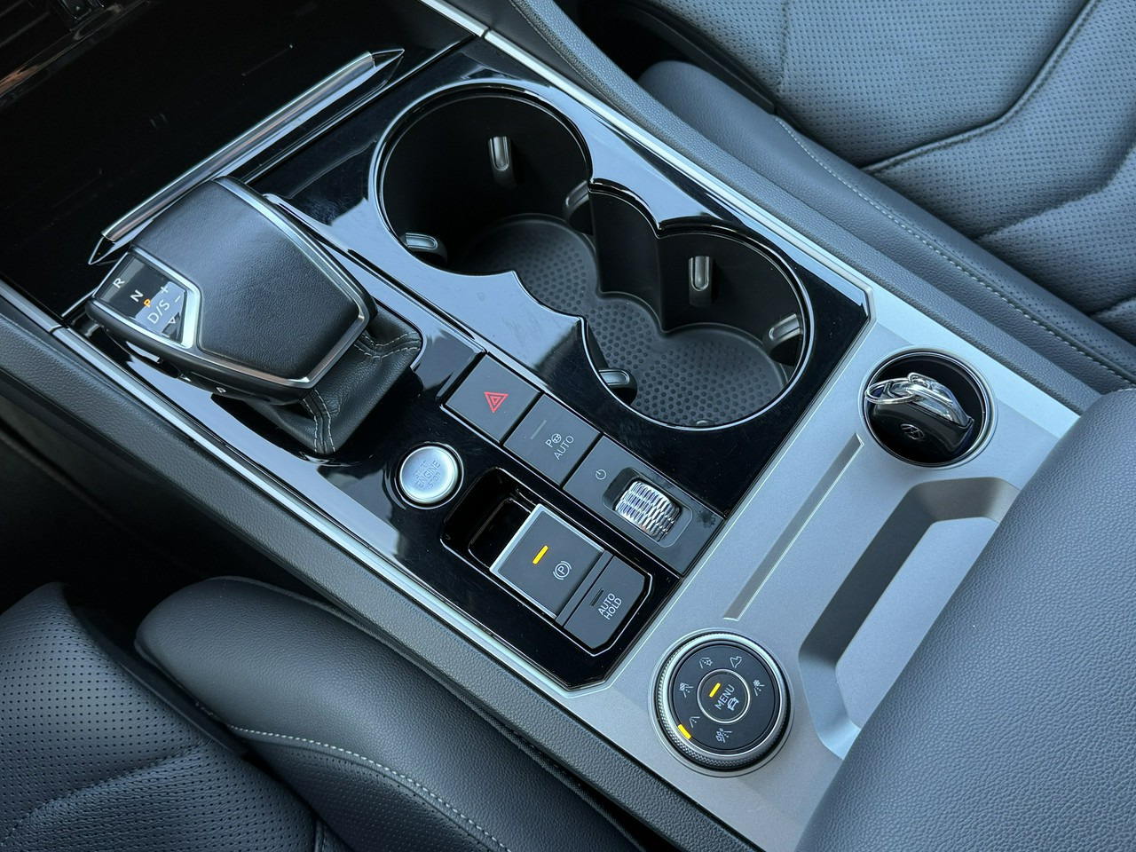 SUV Volkswagen Touareg: photos 40