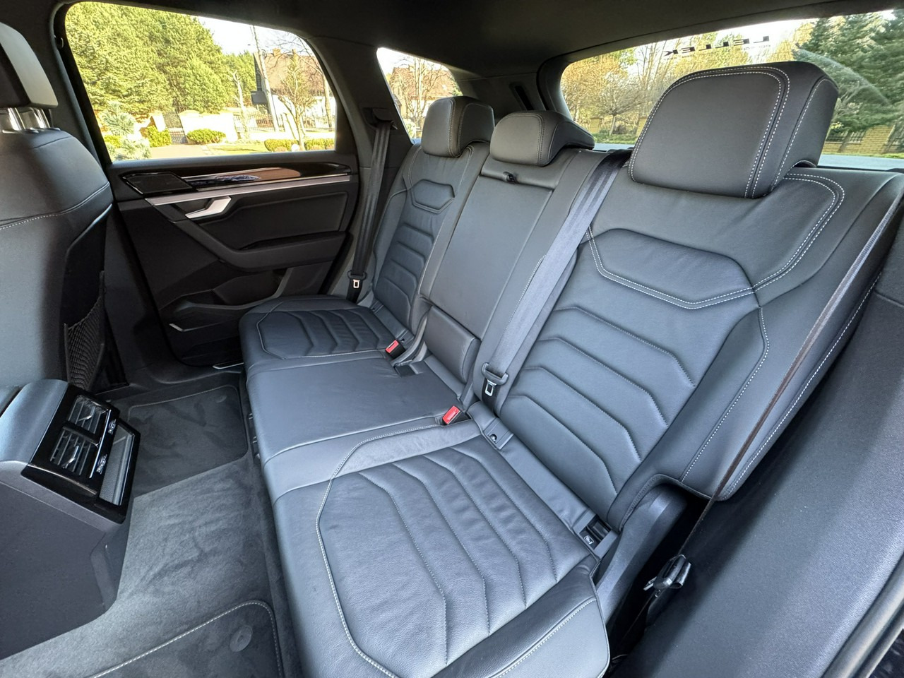 SUV Volkswagen Touareg: photos 45