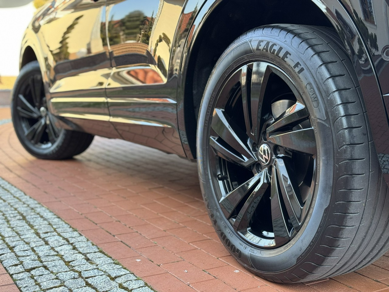 SUV Volkswagen Touareg: photos 17