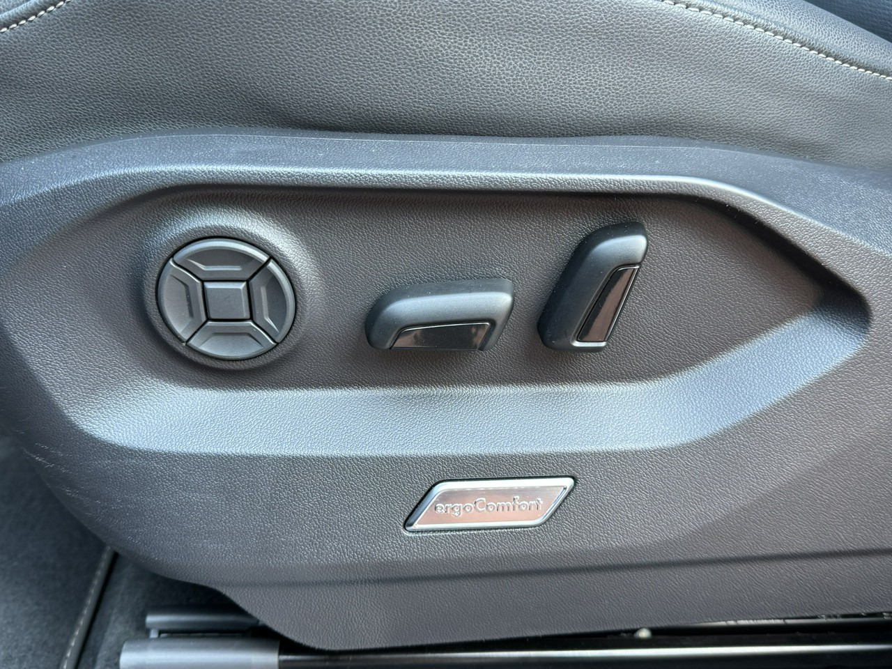 SUV Volkswagen Touareg: photos 24