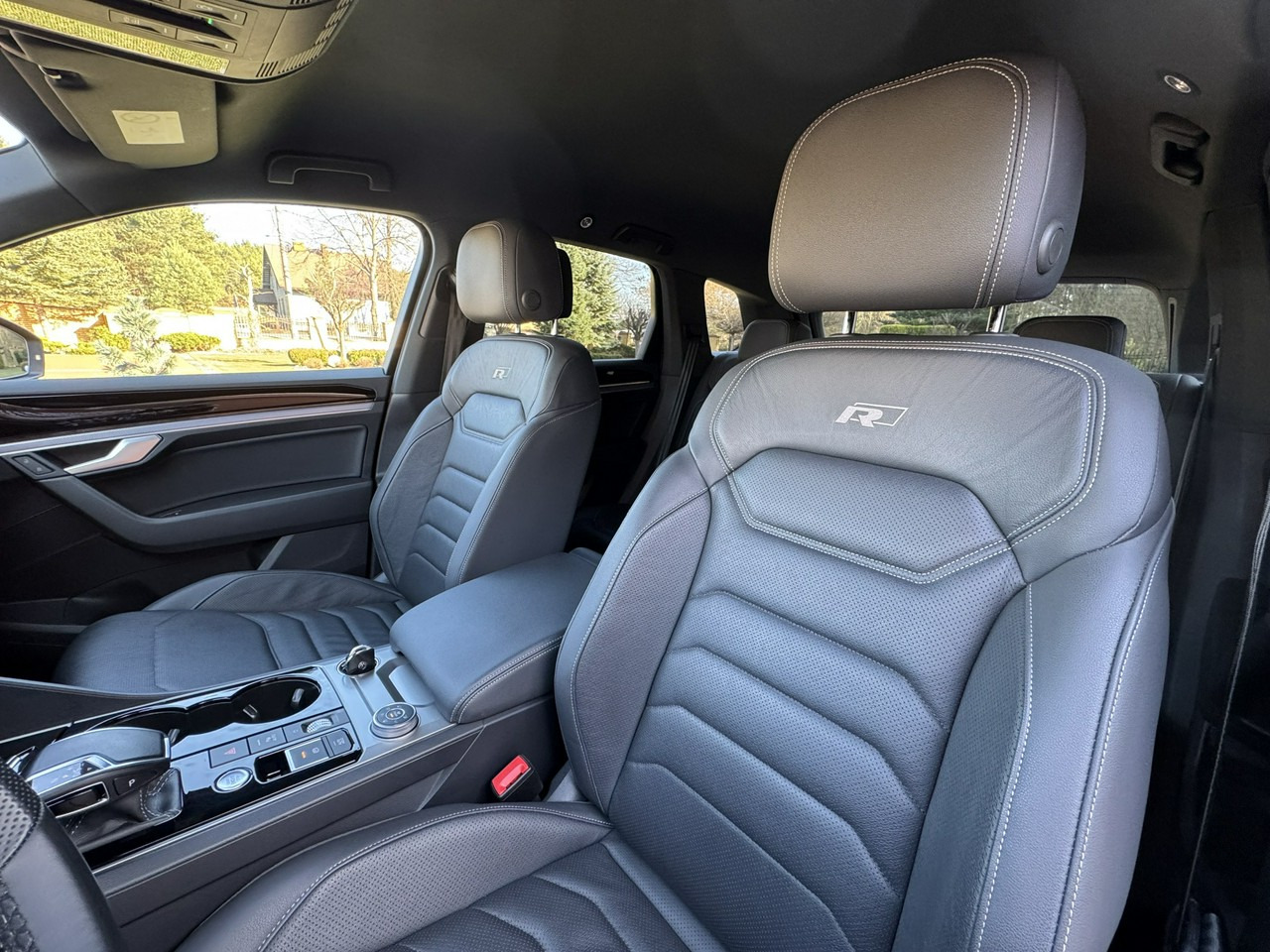 SUV Volkswagen Touareg: photos 42