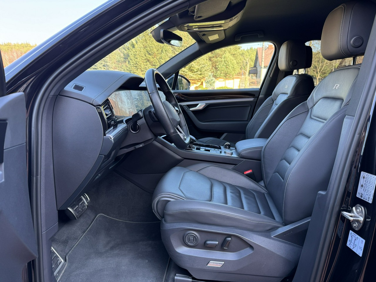 SUV Volkswagen Touareg: photos 21