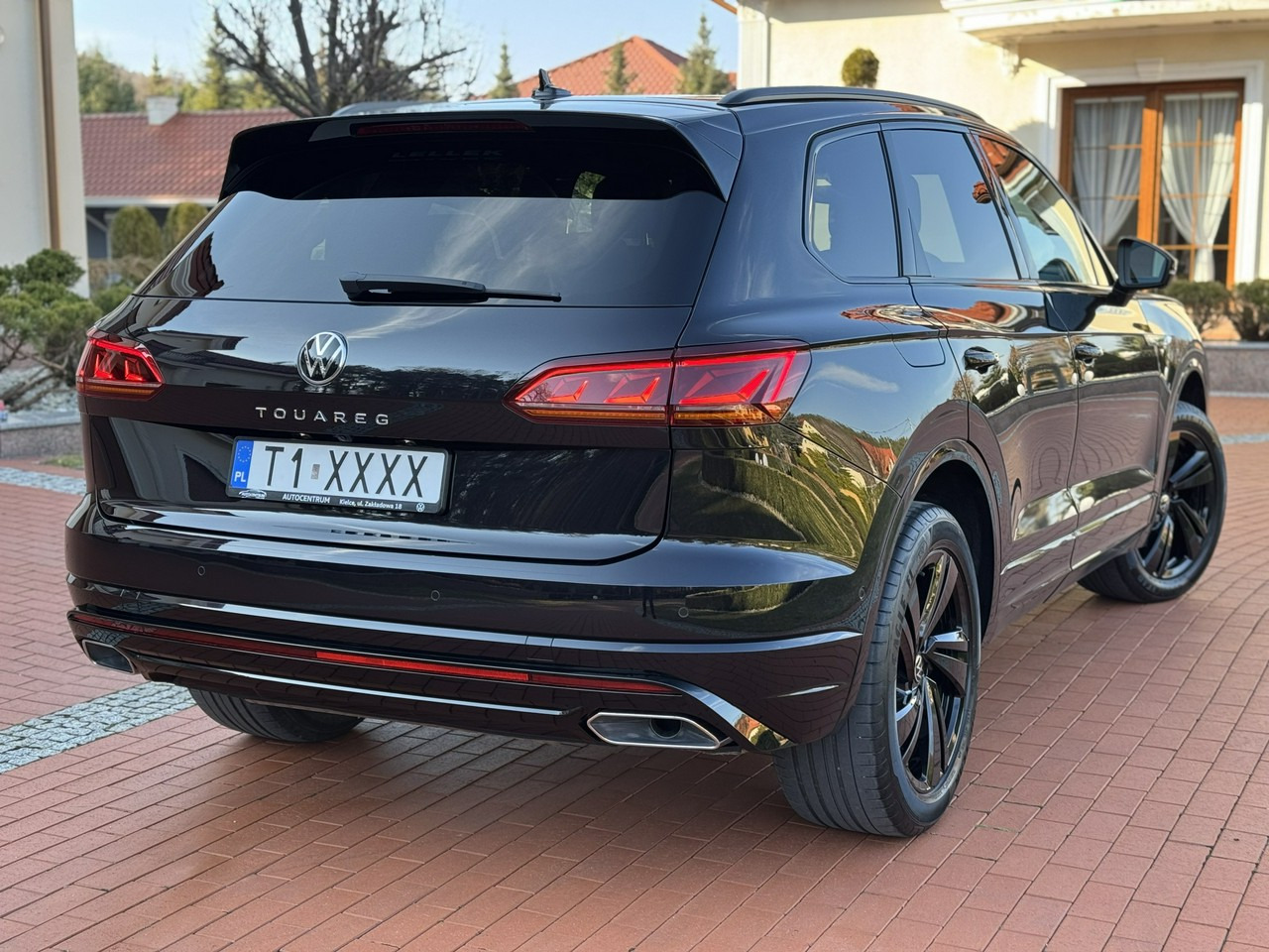 SUV Volkswagen Touareg: photos 18