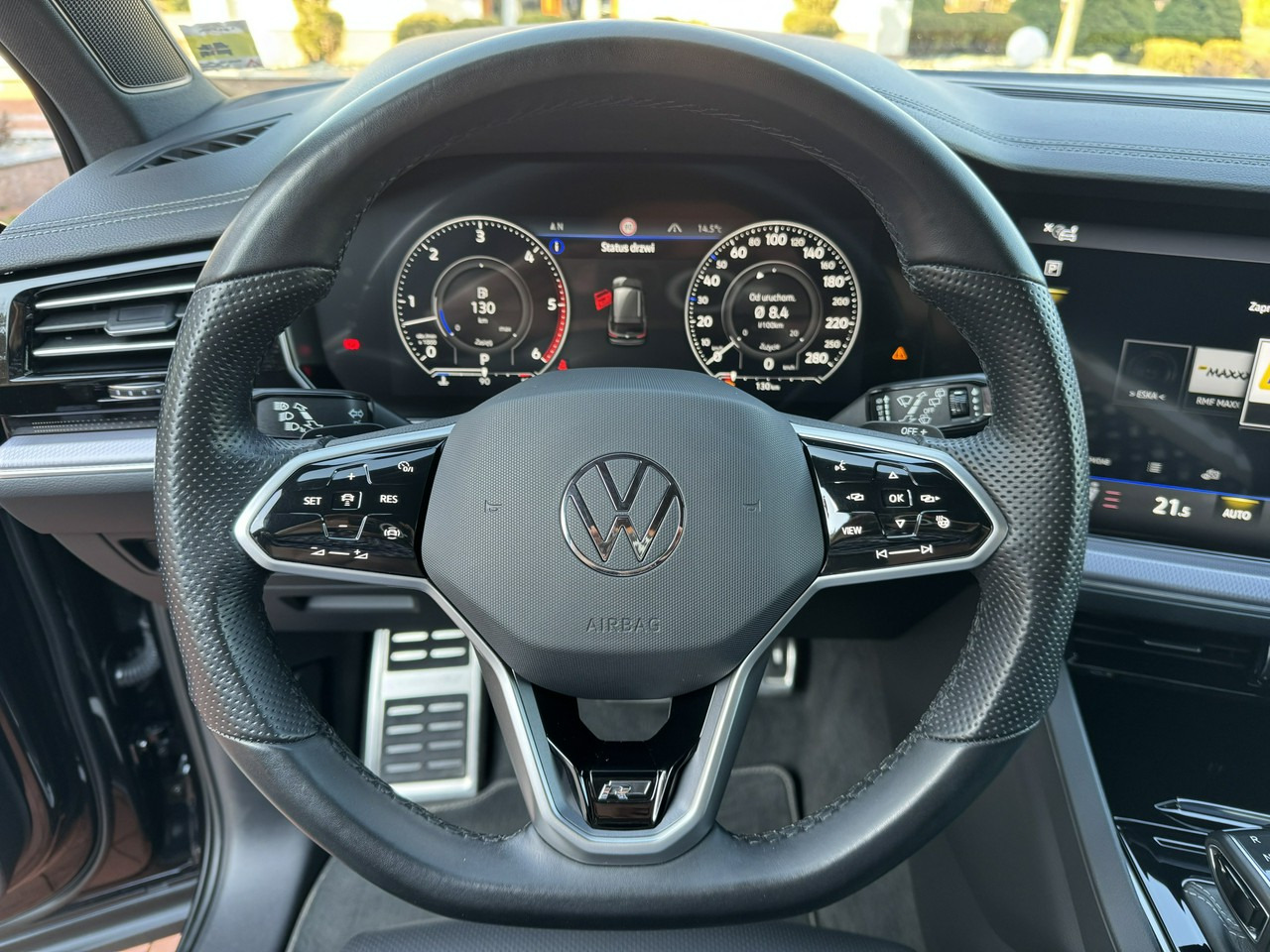 SUV Volkswagen Touareg: photos 26