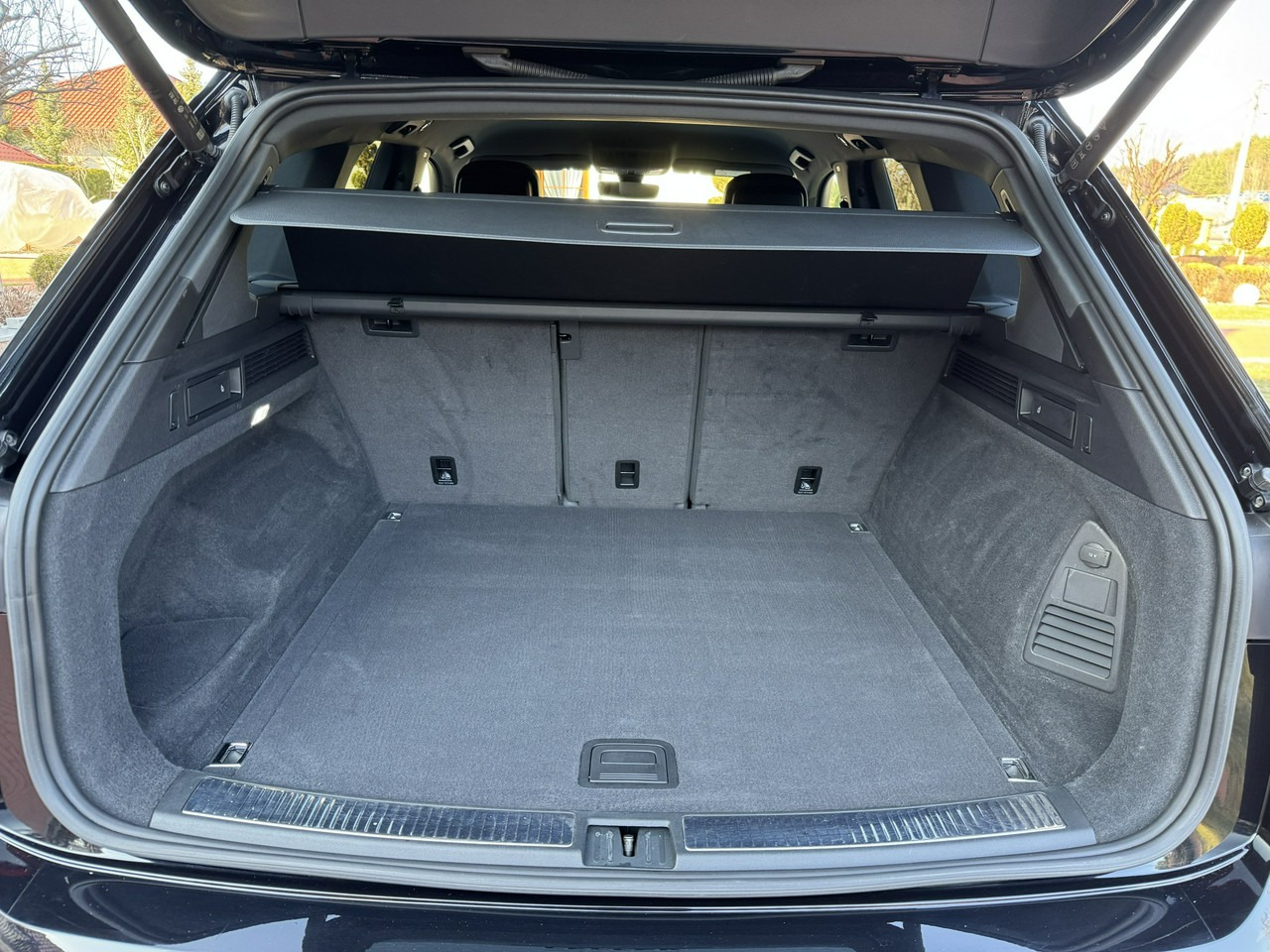 SUV Volkswagen Touareg: photos 46
