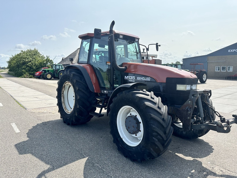 New Holland M135 - Tracteur agricole: photos 3 New Holland M135 - Tracteur agricole: photos 3