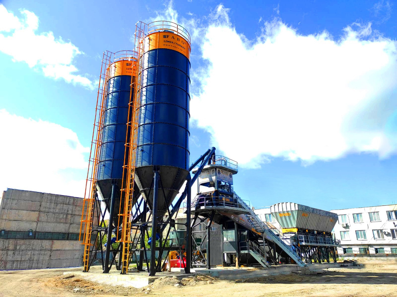 FABO Horizontal Cement Silo | Mobile Cement Silo - Silo à ciment: photos 1 FABO Horizontal Cement Silo | Mobile Cement Silo - Silo à ciment: photos 1