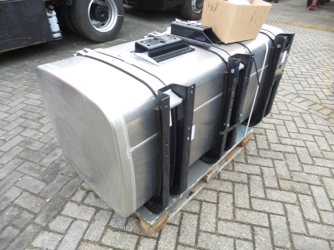 MAN 5 x Man 710 ltr tank orgineel / incl steunen / parts nr 81.12201-6949 - Réservoir de carburant pour Camion: photos 3 MAN 5 x Man 710 ltr tank orgineel / incl steunen / parts nr 81.12201-6949 - Réservoir de carburant pour Camion: photos 3