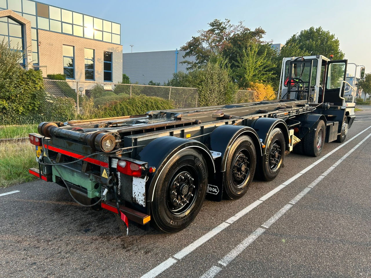 Van Hool Cable system 90 tipping / disc brakes bpw / lifting axle / remote control - Semi-remorque porte-conteneur/ Caisse mobile: photos 2 Van Hool Cable system 90 tipping / disc brakes bpw / lifting axle / remote control - Semi-remorque porte-conteneur/ Caisse mobile: photos 2