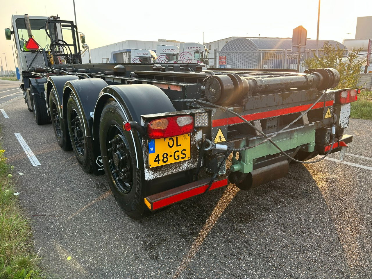 Van Hool Cable system 90 tipping / disc brakes bpw / lifting axle / remote control - Semi-remorque porte-conteneur/ Caisse mobile: photos 3 Van Hool Cable system 90 tipping / disc brakes bpw / lifting axle / remote control - Semi-remorque porte-conteneur/ Caisse mobile: photos 3