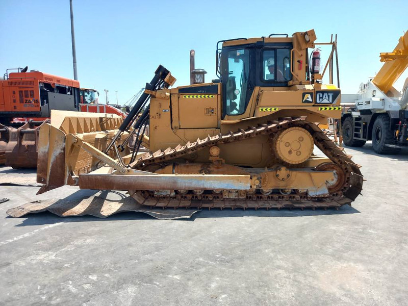 Cat D6T LGP (Abu Dhabi) - Bulldozer: photos 1 Cat D6T LGP (Abu Dhabi) - Bulldozer: photos 1