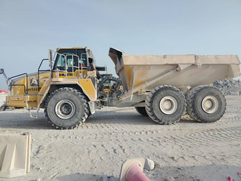 Komatsu HM400-3R (4 pieces available in Abu Dhabi) - Tombereau articulé: photos 1 Komatsu HM400-3R (4 pieces available in Abu Dhabi) - Tombereau articulé: photos 1