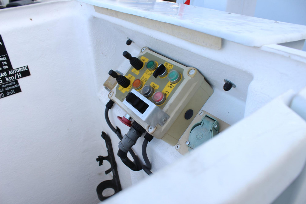 Renault Master Comilev 100TF1 10m Klima nur 167h HU-UVV - Camion avec nacelle: photos 3 Renault Master Comilev 100TF1 10m Klima nur 167h HU-UVV - Camion avec nacelle: photos 3