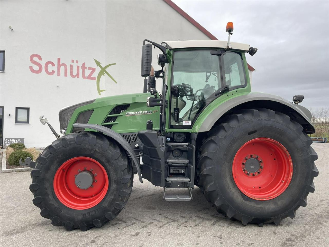 Fendt 828 Vario Profi Plus, GPS, FZW, 5DW, Baujahr 2014 - Tracteur agricole: photos 1 Fendt 828 Vario Profi Plus, GPS, FZW, 5DW, Baujahr 2014 - Tracteur agricole: photos 1