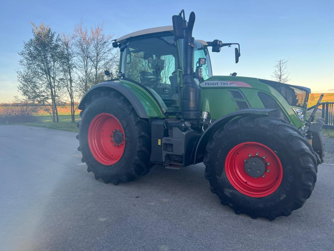 Fendt Vario 720 Profi Plus S4, FZW, FKH, GPS, 4800 Bh, neue Hinterreifen, FINANZIERUNG MÖGLICH - Tracteur agricole: photos 4 Fendt Vario 720 Profi Plus S4, FZW, FKH, GPS, 4800 Bh, neue Hinterreifen, FINANZIERUNG MÖGLICH - Tracteur agricole: photos 4