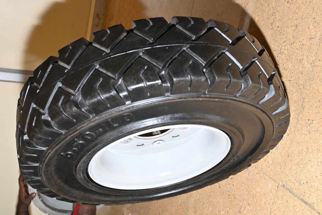 EuroSolid 6.00-9 - Pneus et jantes pour Tracteur à bagages: photos 3 EuroSolid 6.00-9 - Pneus et jantes pour Tracteur à bagages: photos 3