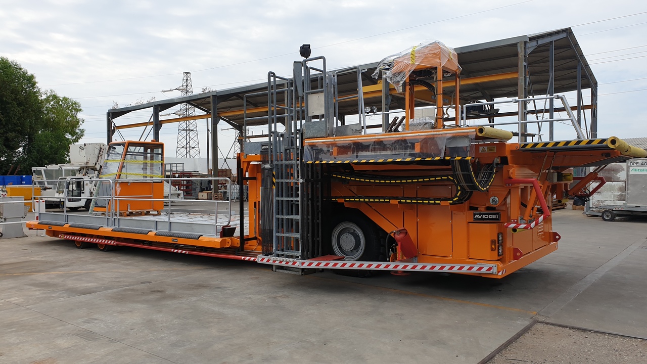 Main Deck Loader Aviogei 20 tons 2PU2000 - Chargeur de fret: photos 4 Main Deck Loader Aviogei 20 tons 2PU2000 - Chargeur de fret: photos 4
