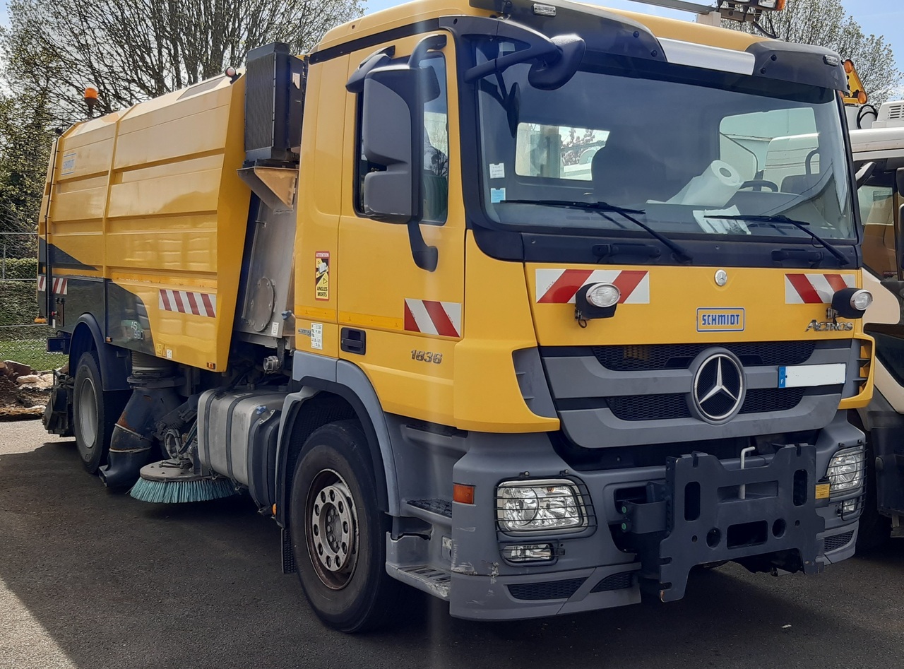 Runway Sweeper Schmidt AS990 - Balayeuse de voirie: photos 1 Runway Sweeper Schmidt AS990 - Balayeuse de voirie: photos 1