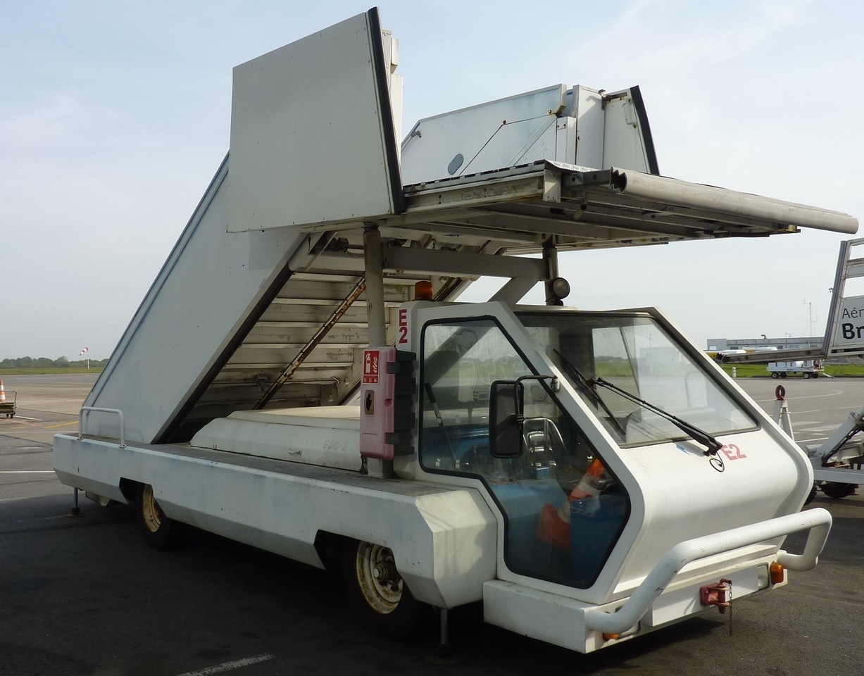 SOVAM Passenger Stairs 1.9 SPS - Escalier d'embarquement: photos 1 SOVAM Passenger Stairs 1.9 SPS - Escalier d'embarquement: photos 1