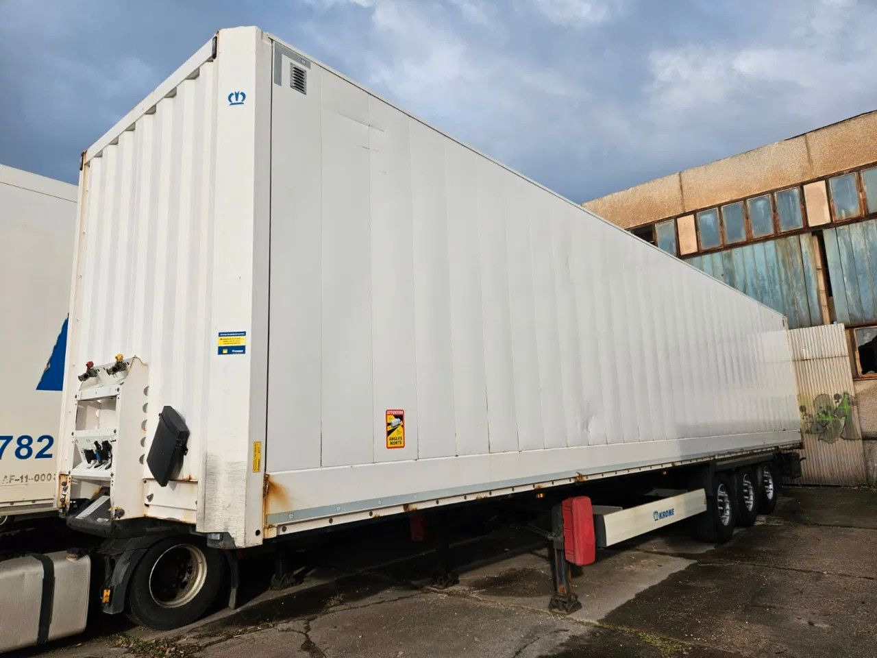 Krone SD BOX 2 units, Lift axle A and C - Semi-remorque fourgon: photos 1 Krone SD BOX 2 units, Lift axle A and C - Semi-remorque fourgon: photos 1
