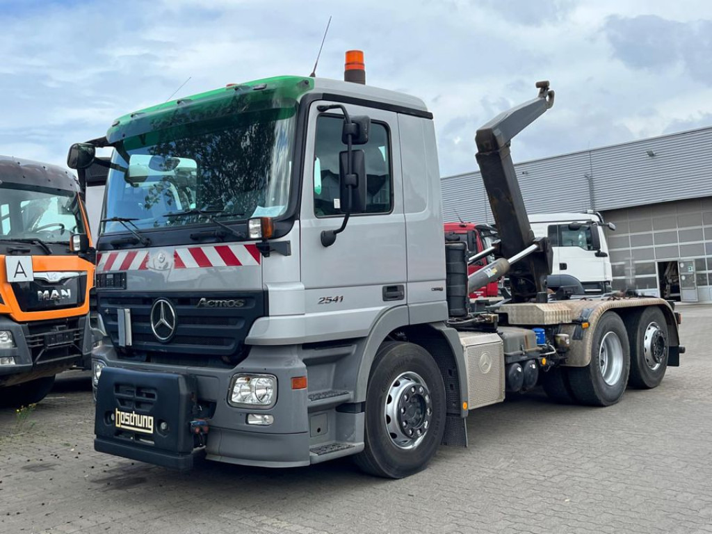 MERCEDES-BENZ Actros 2641 L 6x2 Abrollkipper 159TKM kuz.Radstan. - Camion ampliroll: photos 1 MERCEDES-BENZ Actros 2641 L 6x2 Abrollkipper 159TKM kuz.Radstan. - Camion ampliroll: photos 1