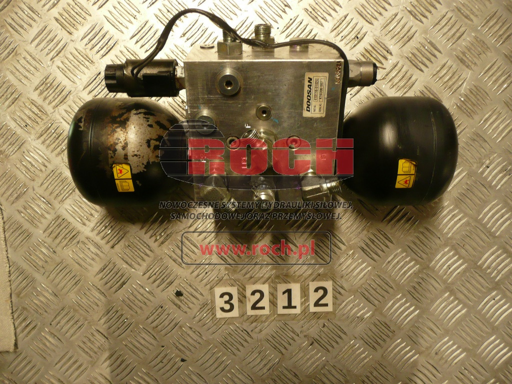 DOOSAN 410116-01024 160302A + 770-724 1CD-6 24VDC 26,2 OHM +  HYDAC 0,75L - Valve hydraulique: photos 1 DOOSAN 410116-01024 160302A + 770-724 1CD-6 24VDC 26,2 OHM +  HYDAC 0,75L - Valve hydraulique: photos 1