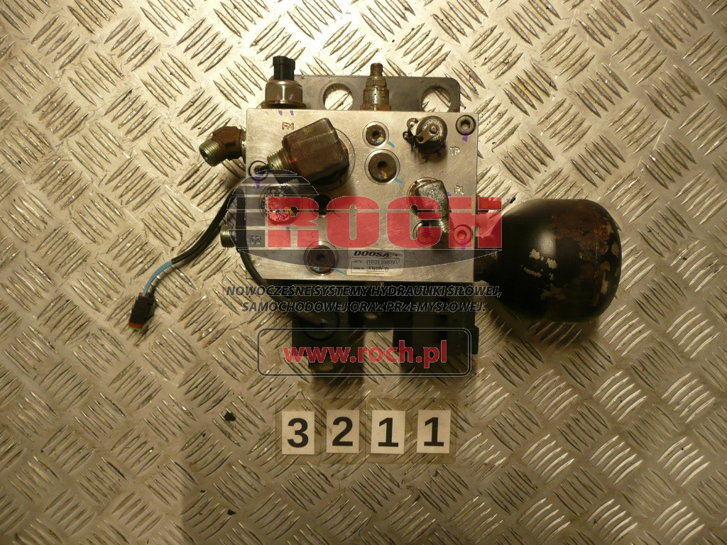 DOOSAN 410120-0052A 160401 + VDL 24VDC + VDD 24VDC +  V-0,32 - Valve hydraulique: photos 2 DOOSAN 410120-0052A 160401 + VDL 24VDC + VDD 24VDC +  V-0,32 - Valve hydraulique: photos 2