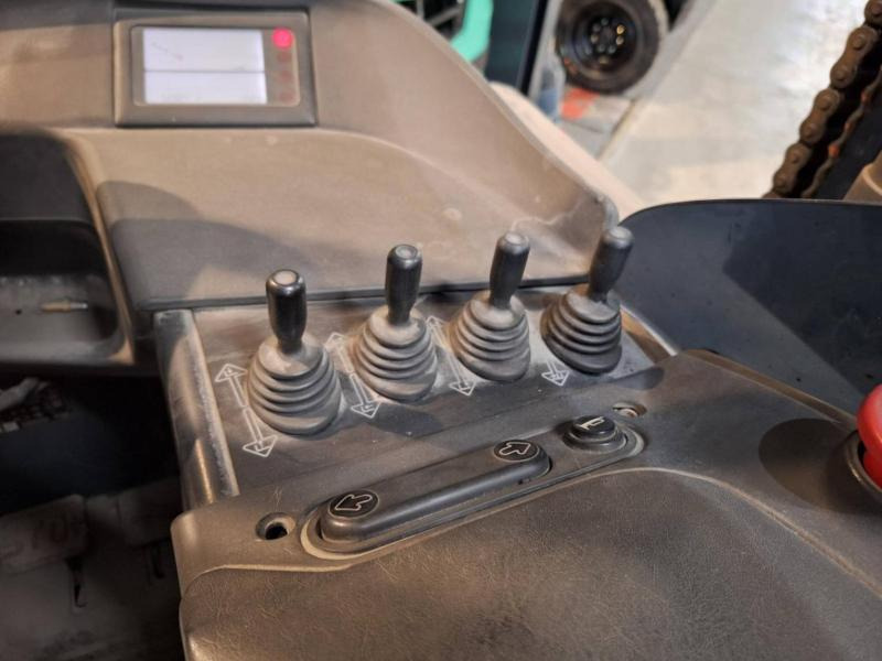 Chariot à mât rétractable Om XRS20AC: photos 21 Chariot à mât rétractable Om XRS20AC: photos 21