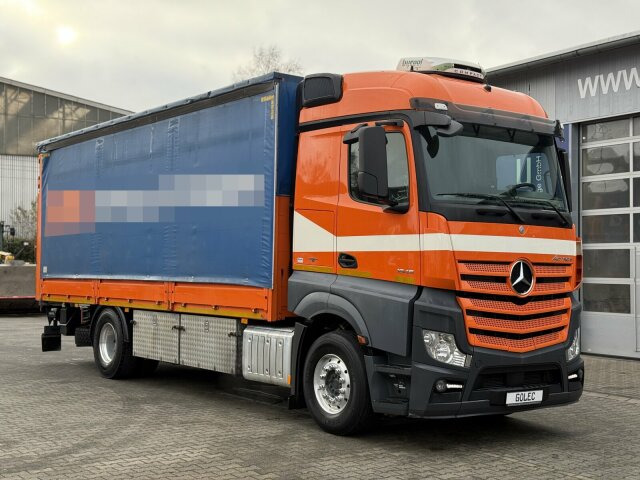 Mercedes-Benz Actros 4x2 Pritsche Plane Laderampe + Anhänger - Camion à rideaux coulissants: photos 1 Mercedes-Benz Actros 4x2 Pritsche Plane Laderampe + Anhänger - Camion à rideaux coulissants: photos 1