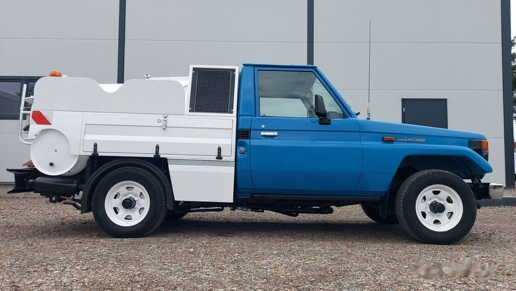 Toyota Land Cruiser COMBI HYDRO CLEANER 4x4 - Camion vidangeur: photos 1 Toyota Land Cruiser COMBI HYDRO CLEANER 4x4 - Camion vidangeur: photos 1