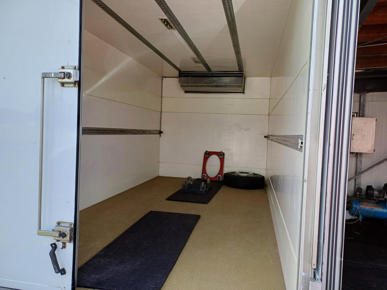 MERCEDES-BENZ 816 Euro5 AHK Luftfeder - Camion frigorifique: photos 3 MERCEDES-BENZ 816 Euro5 AHK Luftfeder - Camion frigorifique: photos 3