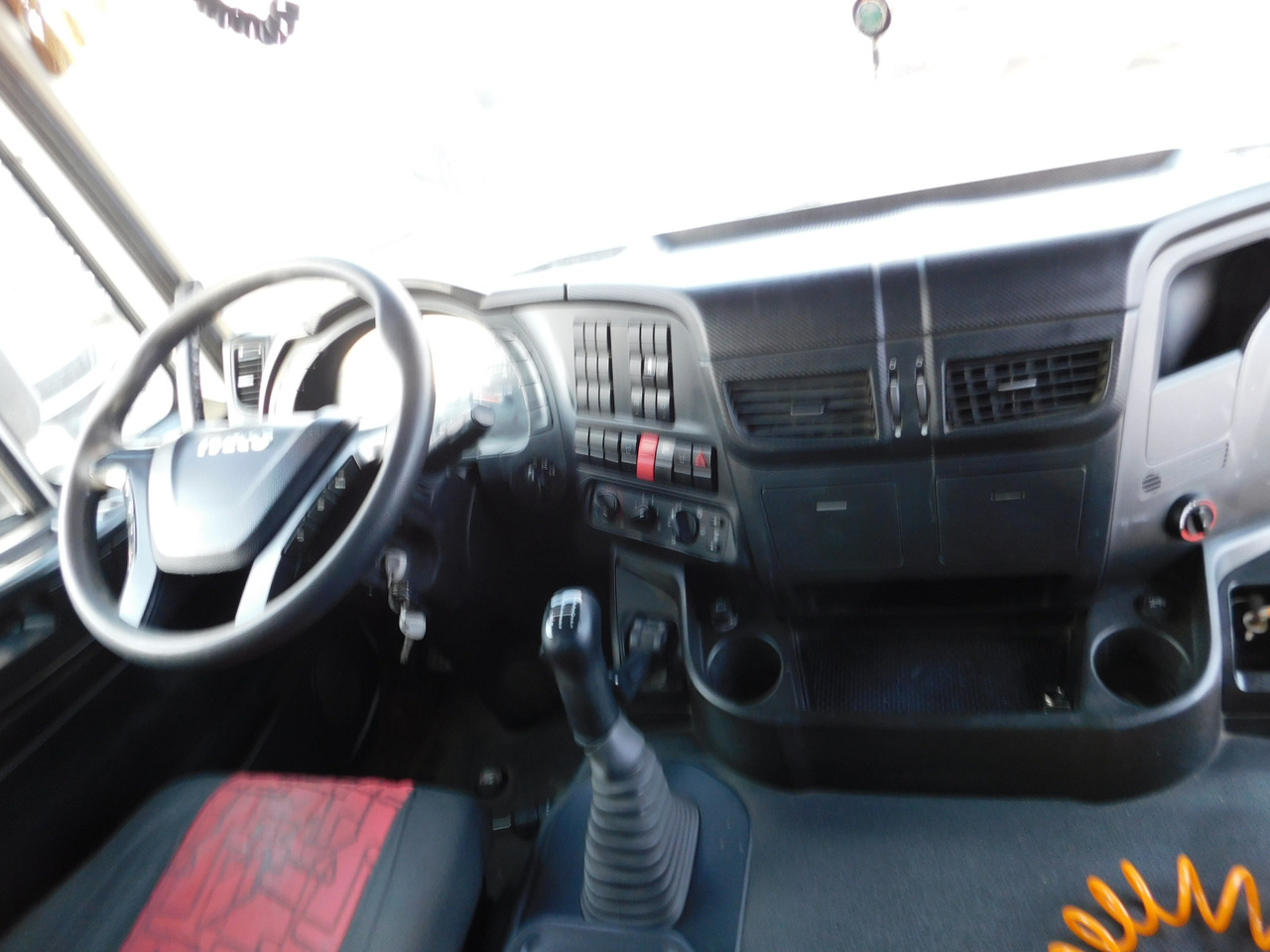 Photo d'intérieur 1: Camion benne Iveco Ad410t