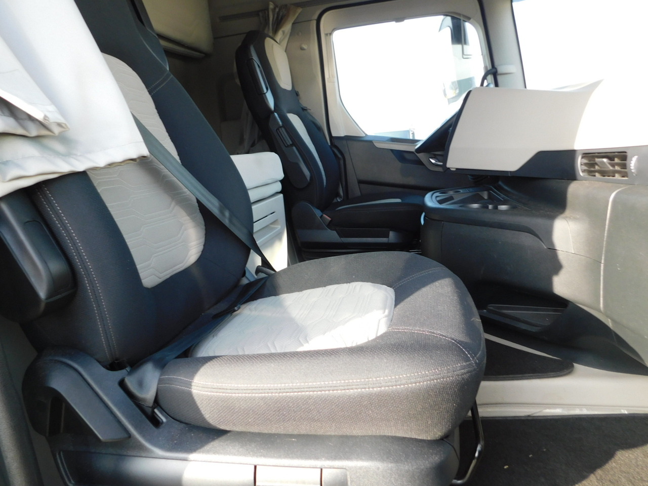 Ford F max ll 4x2 scab e6 eco 16spdamt ecotorq - Tracteur routier: photos 5 Ford F max ll 4x2 scab e6 eco 16spdamt ecotorq - Tracteur routier: photos 5