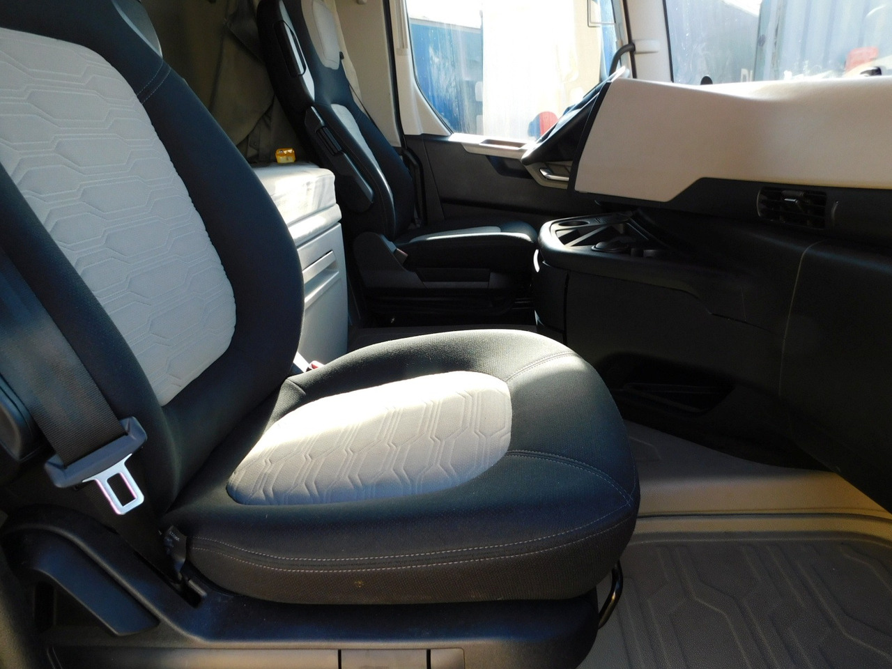 Ford F max ll 4x2 scab e6 eco 16spdamt ecotorq - Tracteur routier: photos 5 Ford F max ll 4x2 scab e6 eco 16spdamt ecotorq - Tracteur routier: photos 5