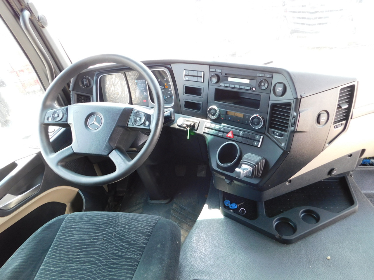 Photo d'intérieur 1: Tracteur routier Mercedes Actros 1845 Photo d'intérieur 1: Tracteur routier Mercedes Actros 1845