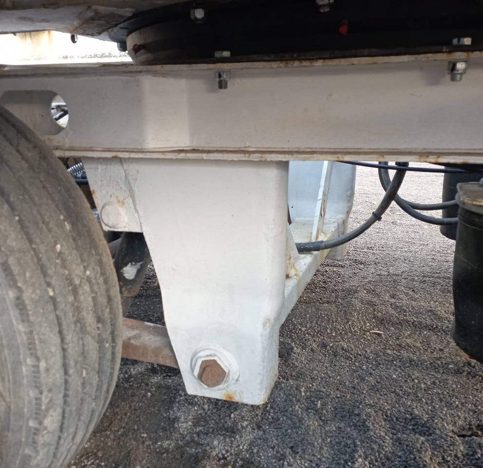 AT 400 AT 400, Verbr. auf 3m, Radmulden, hydr. Rampen - Remorque porte-engin surbaissée: photos 4 AT 400 AT 400, Verbr. auf 3m, Radmulden, hydr. Rampen - Remorque porte-engin surbaissée: photos 4