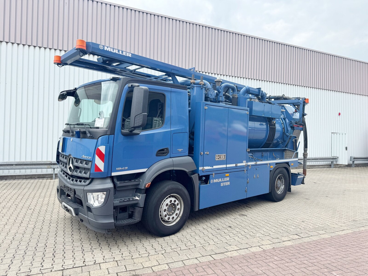 Mercedes-Benz Arocs 1843 L 4x2 Arocs 1843 L 4x2, Müller Canalmaster ca. 8m³, Standheizung, Funk - Camion: photos 1 Mercedes-Benz Arocs 1843 L 4x2 Arocs 1843 L 4x2, Müller Canalmaster ca. 8m³, Standheizung, Funk - Camion: photos 1