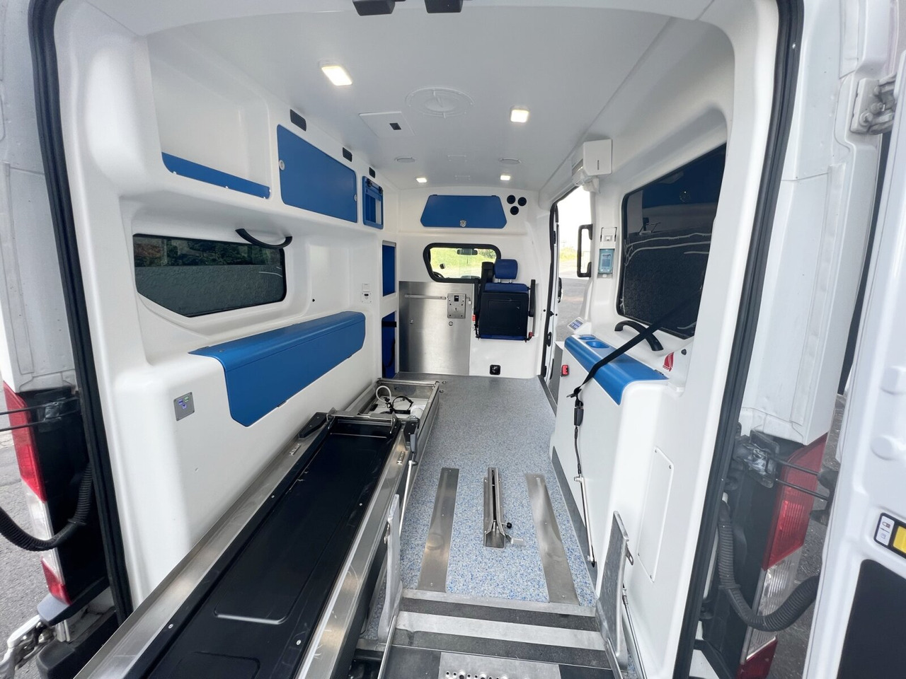 Ford Transit 2.2 TDCI 4x2 Transit 2.2 TDCI 4x2, Krankentransporter - Ambulance: photos 5 Ford Transit 2.2 TDCI 4x2 Transit 2.2 TDCI 4x2, Krankentransporter - Ambulance: photos 5