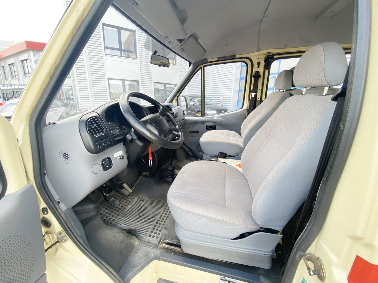 Photo d'intérieur 1: Minibus, Transport de personnes Ford Transit 2.5 4x2 Transit 2.5 4x2, Personentransporter, 8 Sitze Photo d'intérieur 1: Minibus, Transport de personnes Ford Transit 2.5 4x2 Transit 2.5 4x2, Personentransporter, 8 Sitze